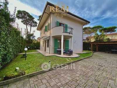 Villa in Affitto in Via Trento 158 a Forte dei Marmi