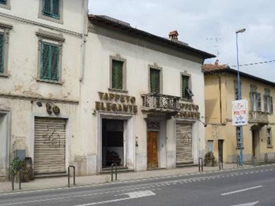 Magazzino in vendita a Montevarchi viale Armando Diaz,112/A, 114, 118