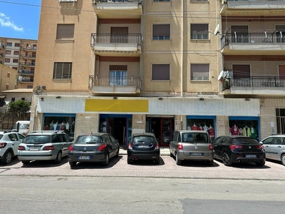 Negozio in vendita a Caltanissetta via Alcide De Gasperi, 49