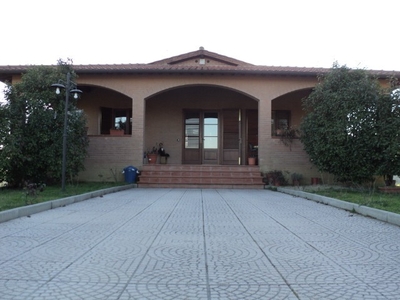 Villa con terrazzo in siena prima periferia, Siena