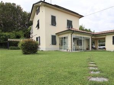 Villa - ristrutturata a Nord, Lucca