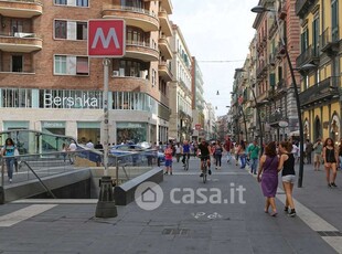 Attività/Licenza (con o senza mura) in Vendita in a Napoli