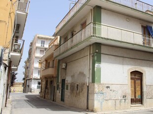 Casa indipendente a Canosa di Puglia, 3 locali, 1 bagno, 90 m²