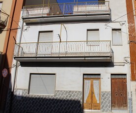 Casa indipendente a Canosa di Puglia, 6 locali, 2 bagni, 200 m²