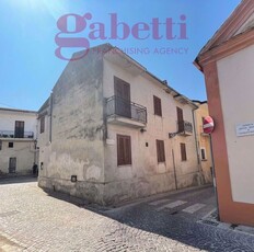 Casa Indipendente in Piazza Dei Caduti, Pastorano (CE)