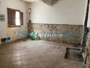 Casa semi indipendente da ristrutturare in vendita a Buti