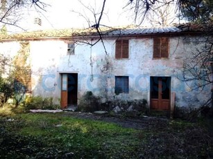 Casa semi indipendente da ristrutturare, in vendita in Segromigno In Monte, Capannori