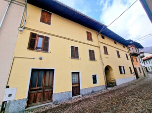 Casa semindipendente in Strada Santuario D'Oropa 529, Biella, 4 bagni