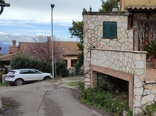 Cielo terra ristrutturato con terreno e cantina