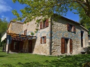 Rustico casale in ottime condizioni in vendita a Serra Sant'Abbondio