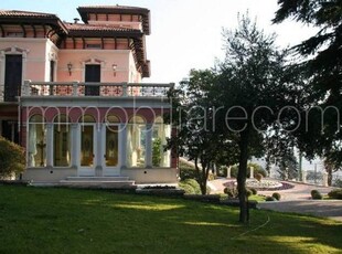Villa a Cernobbio, 10 locali, 5 bagni, con box, 750 m², multilivello