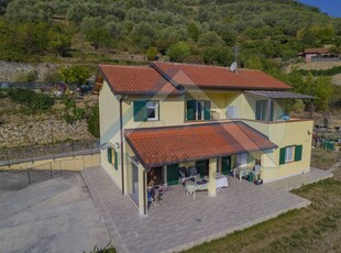 Villa a Dolceacqua, 8 locali, 4 bagni, giardino privato, 180 m²