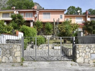 Villa a schiera ad Ausonia, 8 locali, 2 bagni, giardino privato