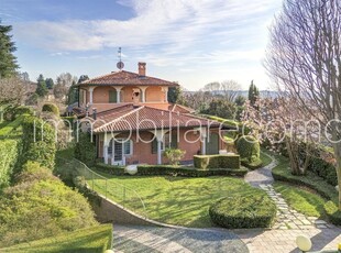 Villa in Via Nazario Sauro, Casnate con Bernate, 14 locali, 7 bagni