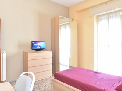Camera con balcone in appartamento con 3 camere da letto a Centocelle, Roma