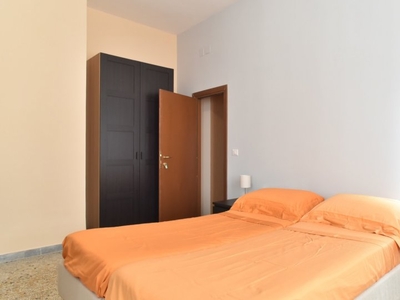 Camera soleggiata in appartamento con 3 camere da letto a Centocelle, Roma