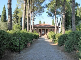 A pochissimi chilometri dal Centro Storico di San Gimignano, Prestigiosa Villa Storica con ampio parco e bellissima piscina privata. Oltre depandance con accesso separato.