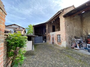 Casa di paese con terrazzo, giardino privato e grande magazzino