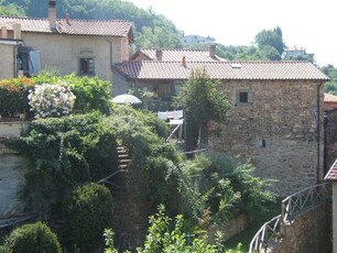 Casa in vendita nel caratteristico borgo di Fivizzano con giardino e terreno