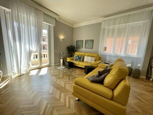 In Vendita: Lussuoso Appartamento Luminoso con Resede e Garage a Piombino, Toscana