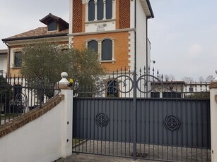 Loria - ZONA CENTRO VENDESI VILLA CON GIARDINO PRIVATO