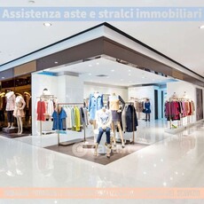 Negozio/Locale commerciale in Vendita in Via Marco D'Agrate 27 a Milano