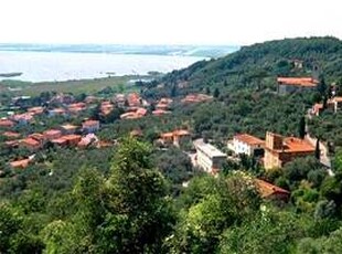 Rustico Casale in Vendita a Massarosa con Vista Mare e Piscina