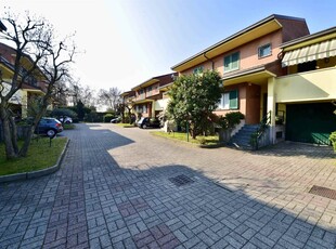 Villa a schiera in Via Corridori 61 a Paderno Dugnano