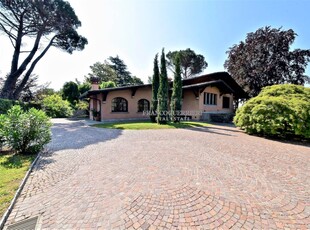 Villa in Via Stampa in zona Arcellasco a Erba