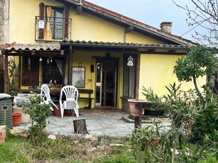 villa indipendente in vendita a Montalto Pavese