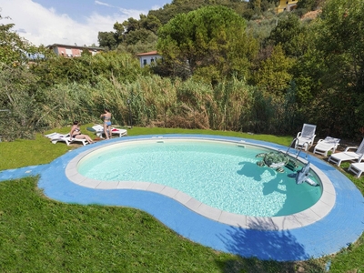 Grazioso appartamento per vacanze con piscina in comune a Lerici