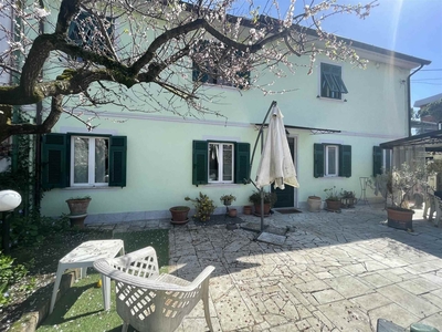 Casa semi indipendente ristrutturato in zona Avenza a Carrara