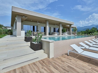 Prestigiosa villa di 550 mq in affitto, San Felice del Benaco, Lombardia