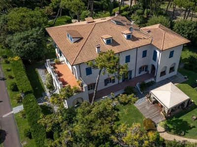 Esclusiva villa di 1100 mq in vendita Piazza carducci, 11, Forte dei Marmi, Toscana