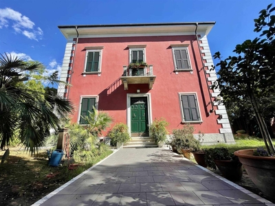 Villa ristrutturata in zona Avenza a Carrara