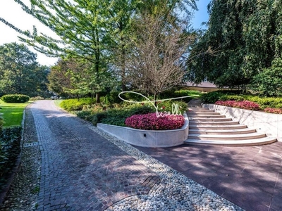 Prestigiosa villa di 8588 mq in vendita, Casatenovo, Lombardia