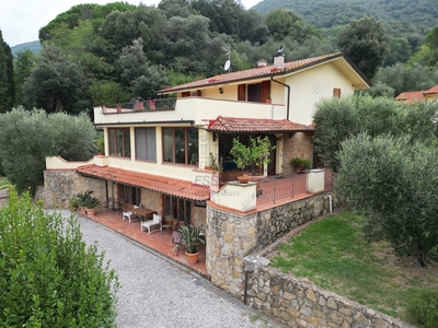 Villa con giardino in via sarzanese 390b, Lucca