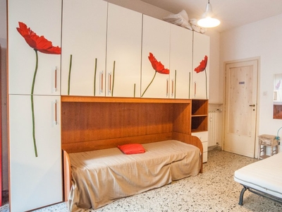 Camera con balcone in appartamento con 3 camere da letto in Appio Latino