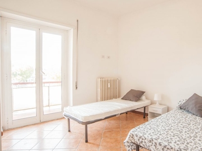 Camera doppia in appartamento con 5 camere da letto a Centrocelle, Roma