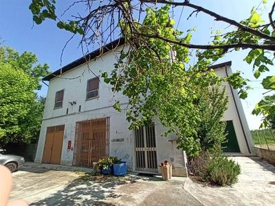 Casa singola abitabile in zona Villa Motta a Cavezzo