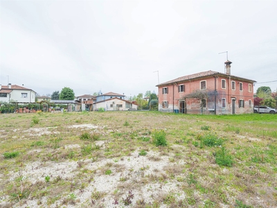 Mogliano - Villa con 3 unità abitative