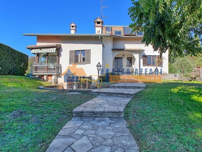 Villa singola in Via Aldo Moro, Albizzate, 6 locali, 5 bagni, con box