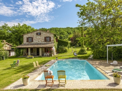 Bella casa a Fermignano con giardino, piscina e barbecue