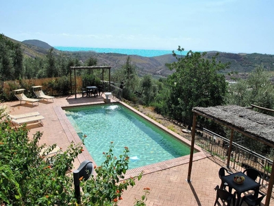 Villa bifamiliare con piscina condivisa