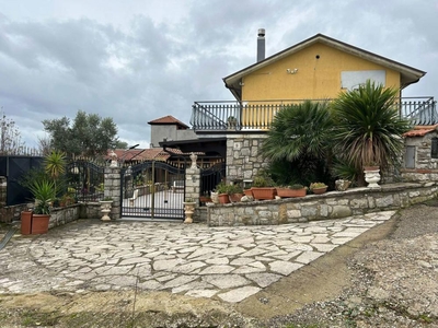 villa indipendente in vendita a Pietrelcina