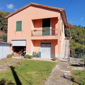 Casa indipendente con giardino a Zignago