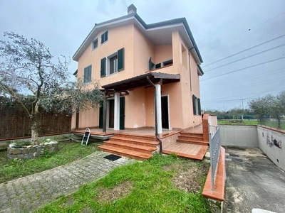 Casa semi indipendente in vendita a Sarzana La Spezia