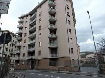 Genova via Montaldo vendesi 8,5 vani due balconi