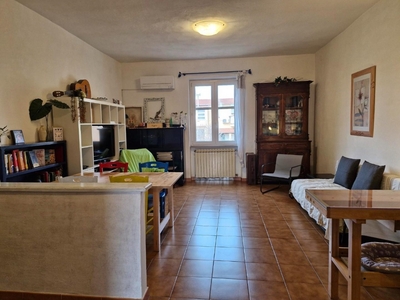 Appartamento a Piombino, 7 locali, 1 bagno, arredato, 124 m², 1° piano