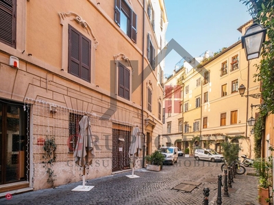 Appartamento in Vendita in Via di Monte Giordano a Roma